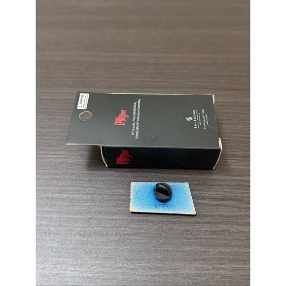 Dandadan Opening Scene Character Blind Box Pin - Momo Ayase - Picture 2 of 2